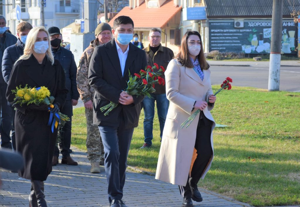 В день Достоинства и Свободы в Николаеве возложили цветы к памятнику Героев Небесной Сотни 2