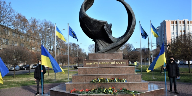В день Достоинства и Свободы в Николаеве возложили  цветы к памятнику Героев Небесной Сотни