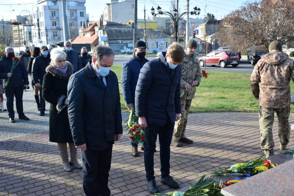 В день Достоинства и Свободы в Николаеве возложили цветы к памятнику Героев Небесной Сотни 4