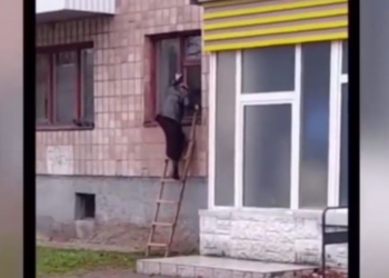 В Луцке женщина много лет выходит из квартиры через окно: боится “сатаны” (ВИДЕО)