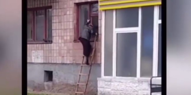 В Луцке женщина много лет выходит из квартиры через окно: боится “сатаны” (ВИДЕО)