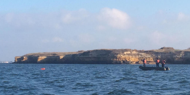 Спасатели нашли тело третьего погибшего моряка у острова Березань