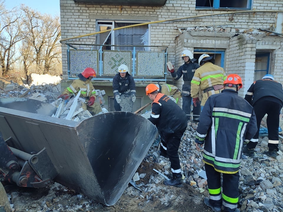 Под завалами дома в Новой Одессе обнаружили женщину без сознания (ФОТО) 3