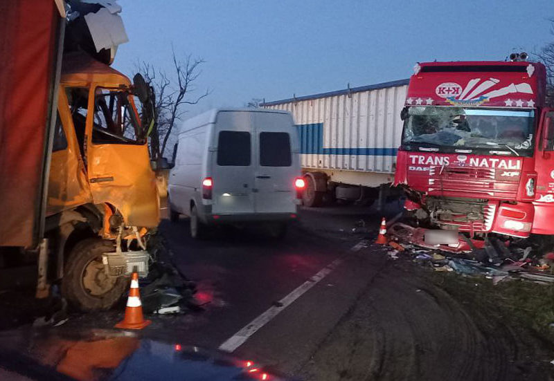 Масштабное ДТП четырех грузовиков на трассе Одесса-Николаев: один человек погиб (ФОТО)