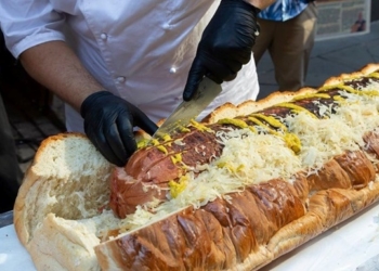 В Украине сделали самый большой хот-дог, для сосиски длиной 2 метра специально расширили печку (ВИДЕО)