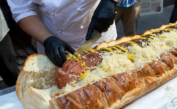 В Украине сделали самый большой хот-дог, для сосиски длиной 2 метра специально расширили печку (ВИДЕО)