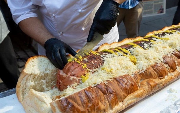 В Украине сделали самый большой хот-дог, для сосиски длиной 2 метра специально расширили печку (ВИДЕО)