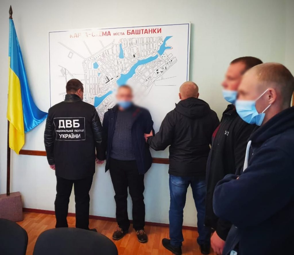 В Николаевской области задержали мужчину, который пытался дать 15 тыс.грн. взятки полицейскому (ФОТО) 5