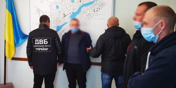 В Николаевской области задержали мужчину, который пытался дать 15 тыс.грн. взятки полицейскому (ФОТО)