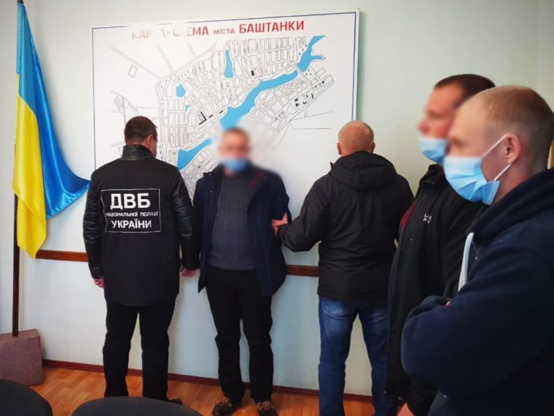 В Николаевской области задержали мужчину, который пытался дать 15 тыс.грн. взятки полицейскому (ФОТО)