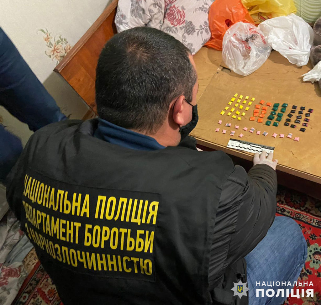 Каннабис, альфа-PVP, MDMA и амфетамин: в Николаеве полиция задержала «закладчика» (ФОТО) 6