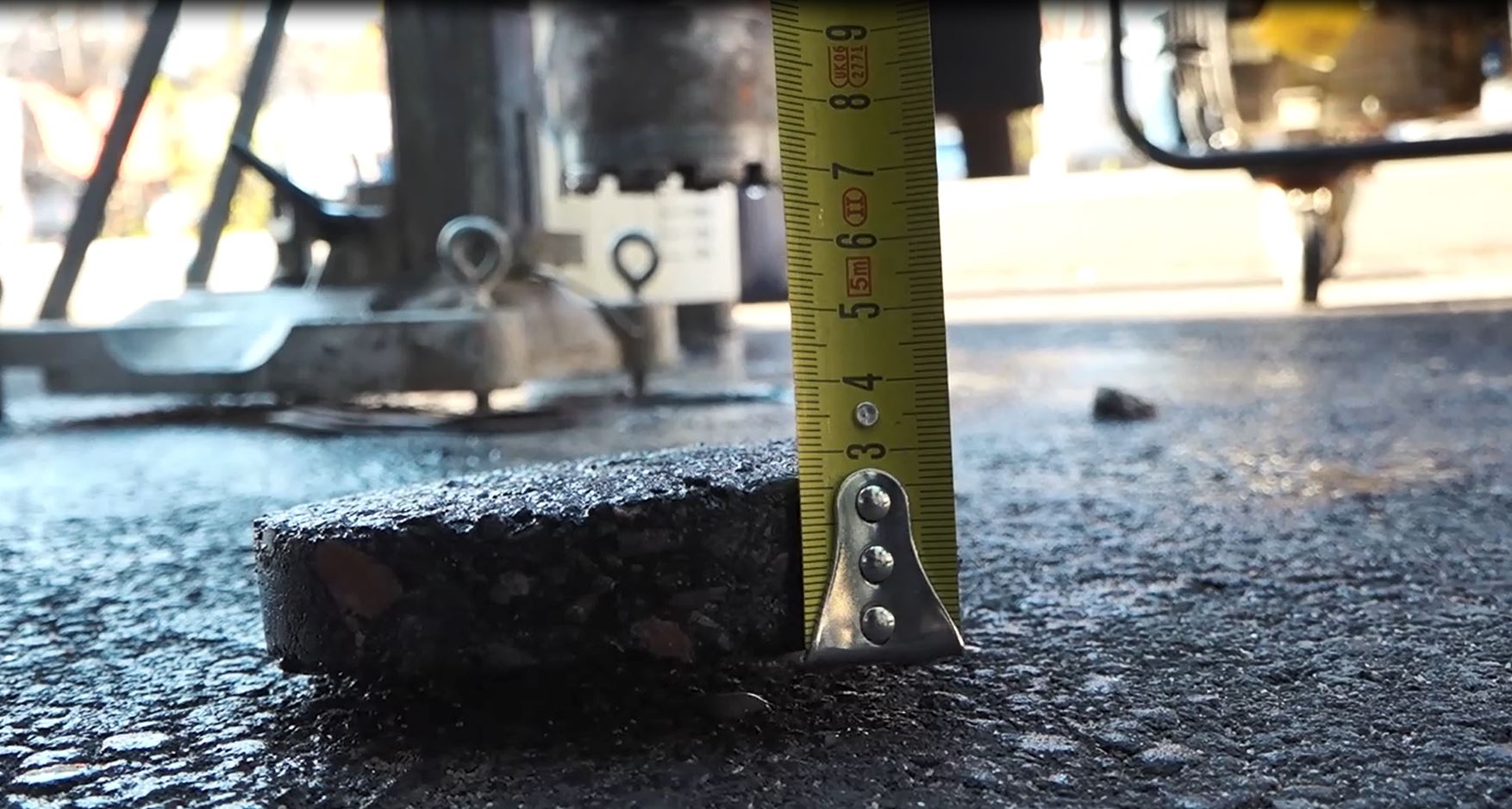 В Заводском районе Николаева проверили качество уложенного асфальта. Уже можно говорить, что толщина не соответствует заявленной (ФОТО)