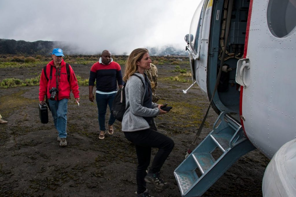 Украинские вертолетчики доставили вулканологов к кратеру действующего вулкана в Конго (ФОТО) 5