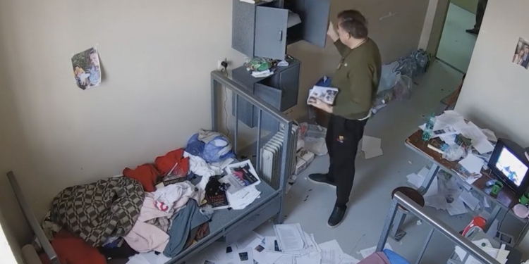 Саакашвили увезли из тюрьмы обманом, его “таскали за волосы” и били, а власть утверждает, что он “физически и словесно оскорблял” сотрудников (ВИДЕО)