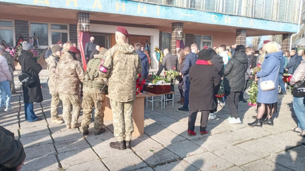В Николаеве попрощались с погибшими на Донбассе десантниками (ФОТО) 3