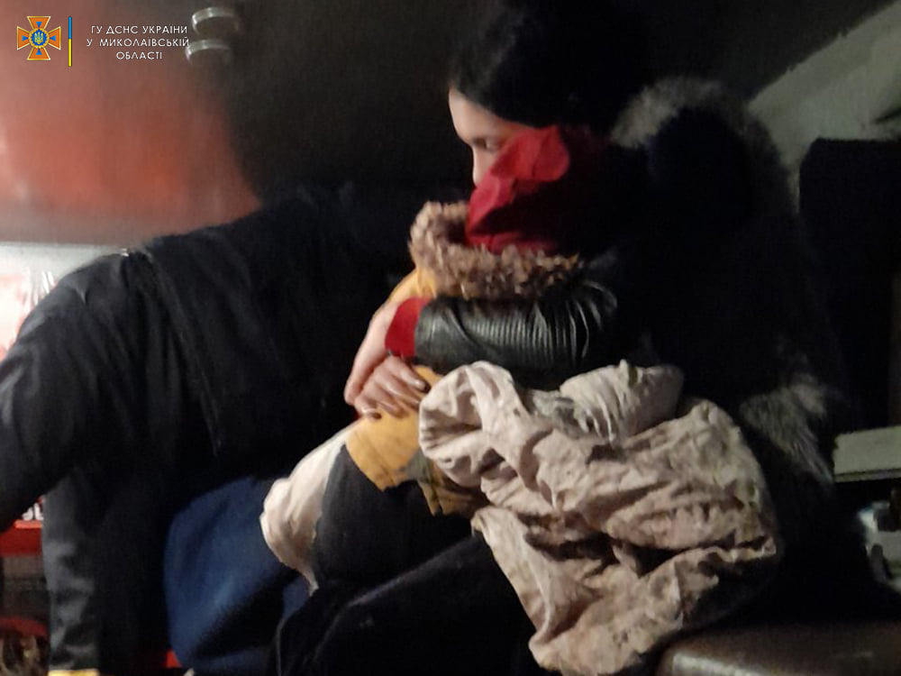 На Николаевщине в грязи застрял автомобиль, в котором ехала семья с двумя маленькими детьми. На помощь пришли спасатели (ФОТО) 7
