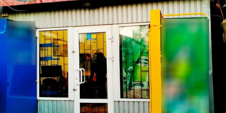 В Николаеве в привокзальных магазинах и киосках искали и нашли нелегальные сигареты и алкоголь (ФОТО)