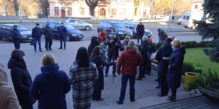 В Первомайске Николаевской области родители школьников протестовали против дистанционного обучения (ФОТО)