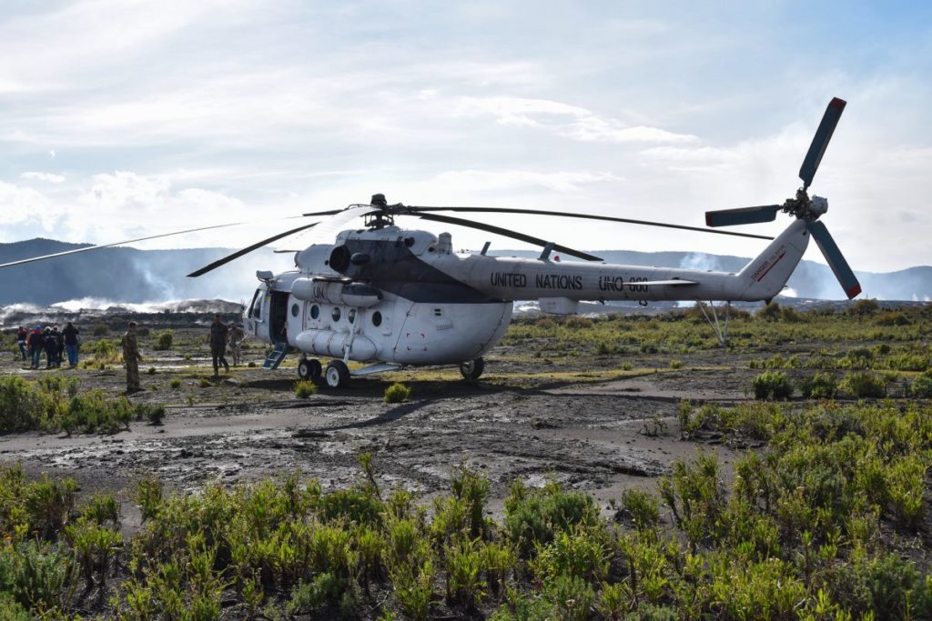 Украинские вертолетчики доставили вулканологов к кратеру действующего вулкана в Конго (ФОТО) 9
