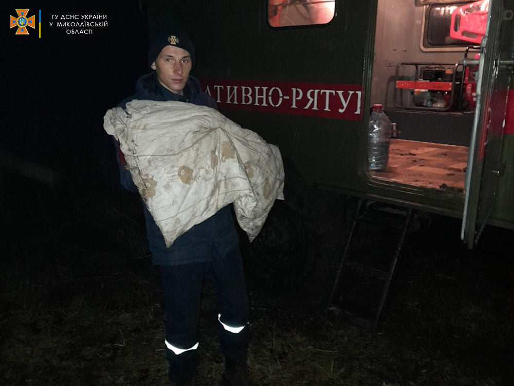 На Николаевщине в грязи застрял автомобиль, в котором ехала семья с двумя маленькими детьми. На помощь пришли спасатели (ФОТО) 9