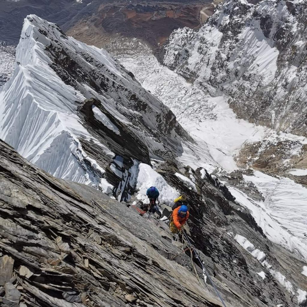 Украинские альпинисты первыми в истории поднялись на неприступную вершину в Гималаях (ФОТО) 5