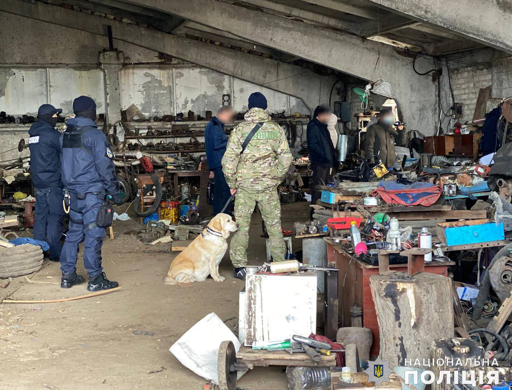 И оружие, и наркотики с оборудованием для их производства: полиция Николаевщины провела обыск (ФОТО, ВИДЕО) 11