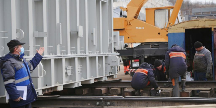 Третий гидроагрегат Ташлыкской ГАЭС пробно запустят в декабре – сейчас монтируют трансформатор (ФОТО)