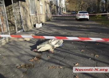 В Николаеве с балкона 8-го этажа выбросился пенсионер