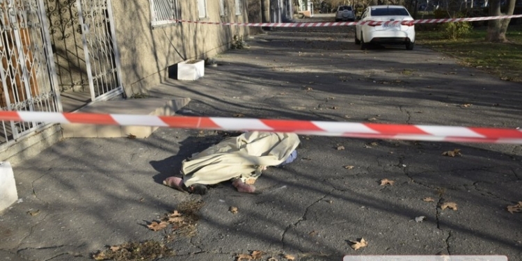 В Николаеве с балкона 8-го этажа выбросился пенсионер