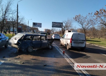 В Николаеве тройное ДТП: водитель одной из машин вылетел через ветровое  стекло