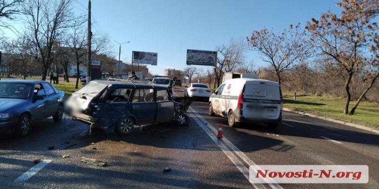 В Николаеве тройное ДТП: водитель одной из машин вылетел через ветровое  стекло