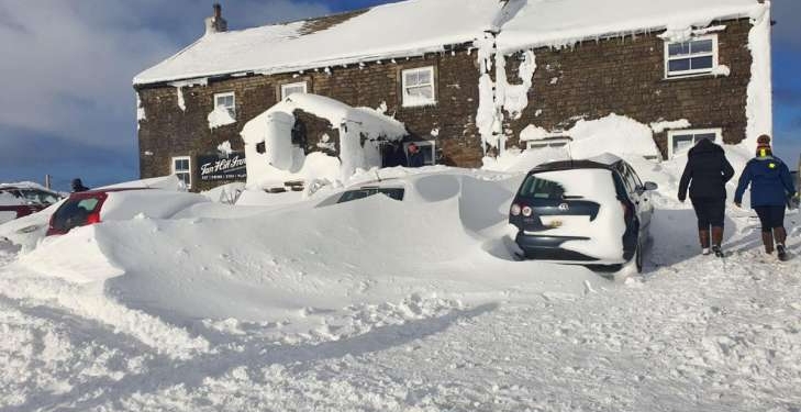 Из-за шторма десятки посетителей застряли на три дня в британском пабе (ВИДЕО)