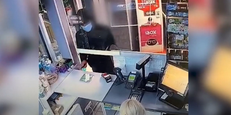 В Николаеве ночью злоумышленник пытался ограбить АЗС, но оператор его напугала (ВИДЕО)