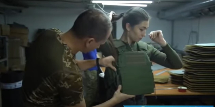 В Украине разработали бронежилет для женщин, но некоторым мужчинам он тоже понравится. Аналогов в мире нет (ВИДЕО)