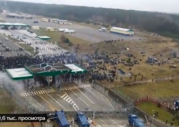 Мигранты штурмуют границу с Польшей, у них появились светошумовые гранаты (ВИДЕО)