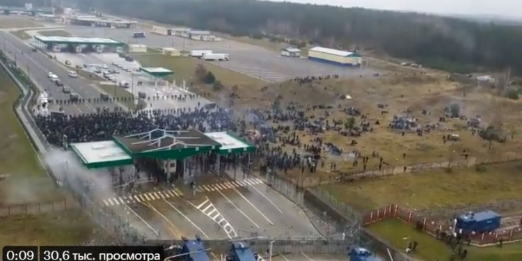 Мигранты штурмуют границу с Польшей, у них появились светошумовые гранаты (ВИДЕО)