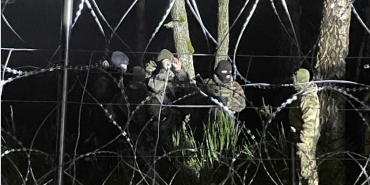 Под предводительством белорусского спецназа мигранты прорвали границу с Польшей (ФОТО, ВИДЕО)