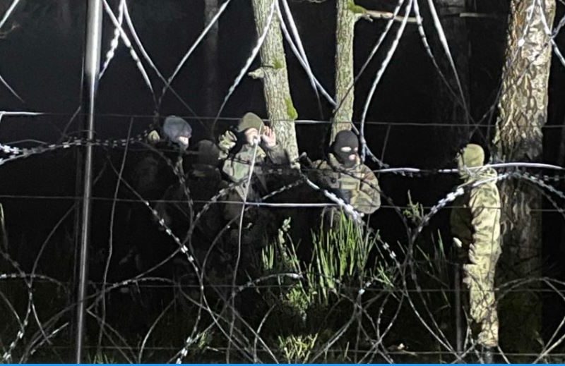 Под предводительством белорусского спецназа мигранты прорвали границу с Польшей (ФОТО, ВИДЕО)