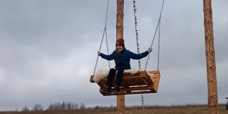 Магнит. На Волыне установили самые высокие в Украине деревянные качели (ВИДЕО)