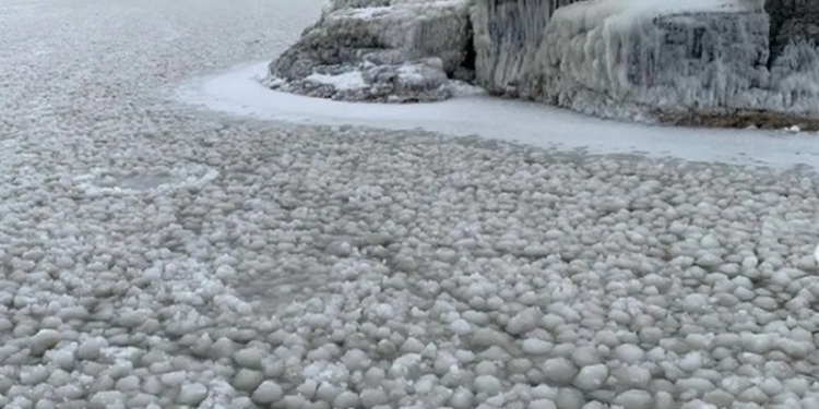 Природный феномен. В Канаде озеро покрылось ледяной галькой (ФОТО, ВИДЕО)