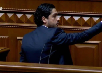 В Раде Леросу отключили микрофон, он показал Зеленскому средний палец (ВИДЕО)