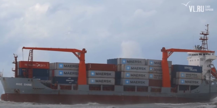 Под Находкой сел на мель и разломился 100-метровый контейнеровоз. На берегу толпа зевак (ВИДЕО)