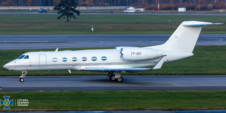 Украина не пропустила самолет с нардепом Козаком – на нем “перебили” номера, чтобы вывести из-под санкций