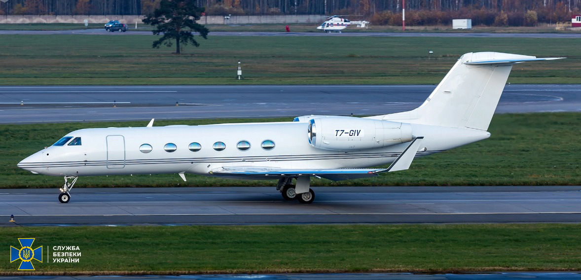 Украина не пропустила самолет с нардепом Козаком – на нем “перебили” номера, чтобы вывести из-под санкций