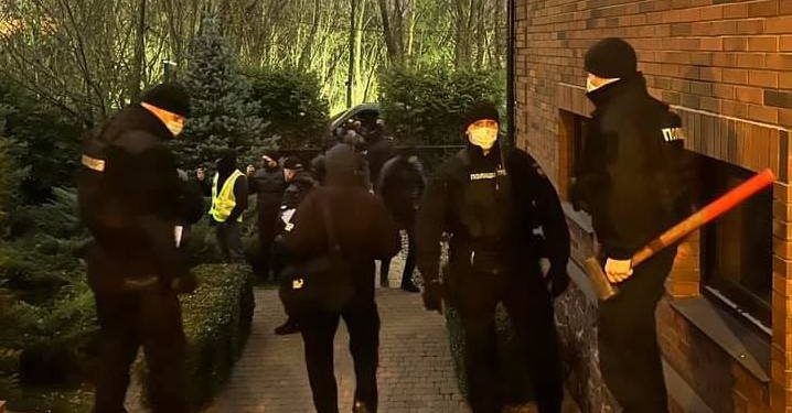 У Кивы проводят обыск, он заявил, что его хотят выдавить из страны (ФОТО, ВИДЕО)