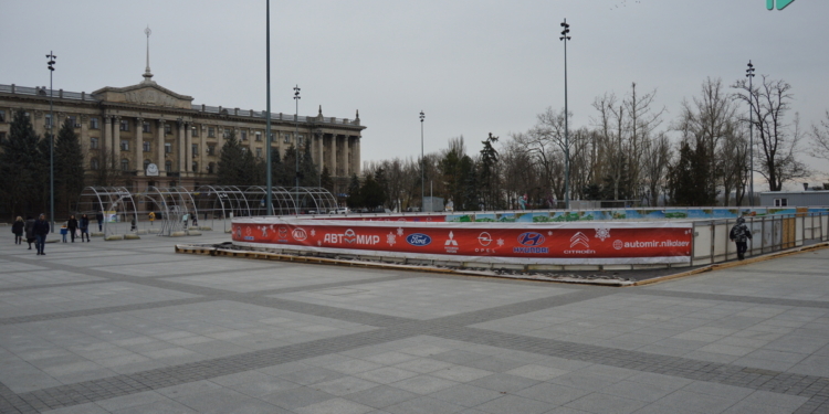 В Николаеве на Соборной площади установили каток (ФОТО)
