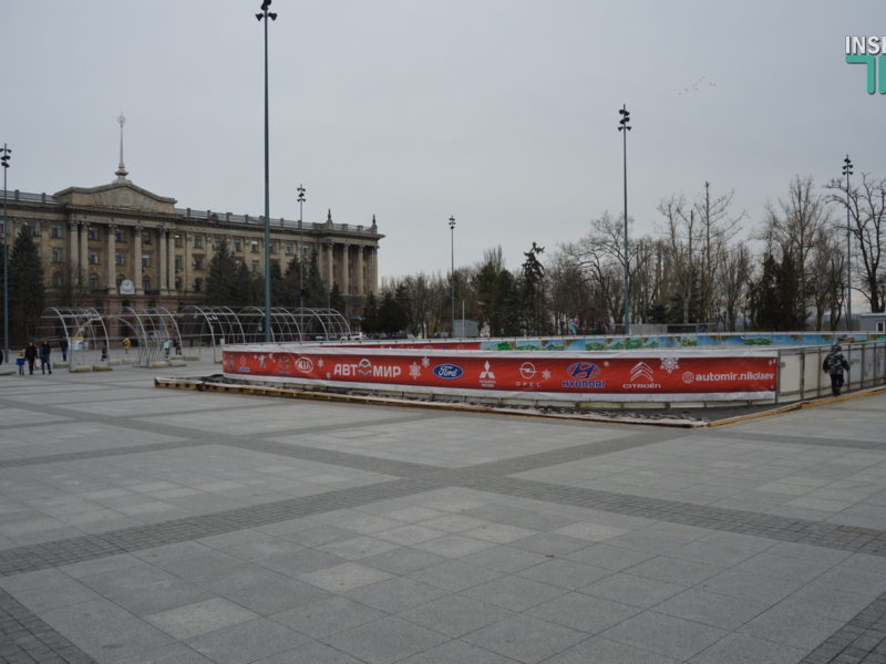 В Николаеве на Соборной площади установили каток (ФОТО)
