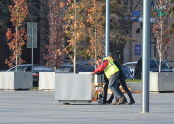 В Николаеве коммунальщики убирают деревья с Соборной площади (ФОТО и ВИДЕО)