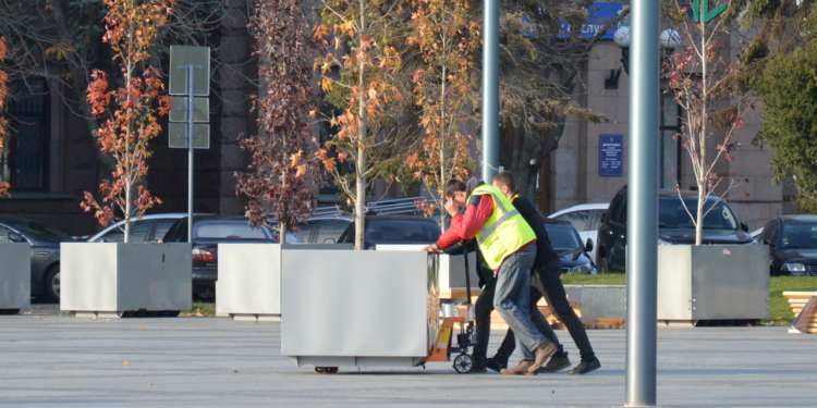 В Николаеве коммунальщики убирают деревья с Соборной площади (ФОТО и ВИДЕО)