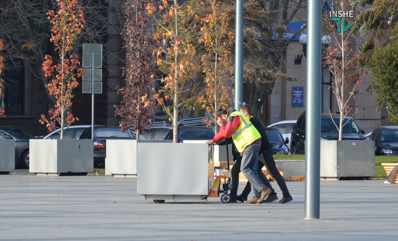 В Николаеве коммунальщики убирают деревья с Соборной площади (ФОТО и ВИДЕО)